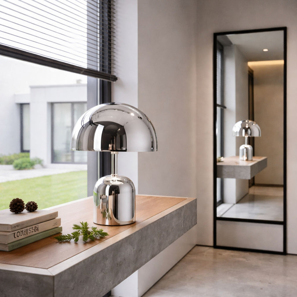 Portabel svamplampa i silver LED bordslampa placerad på bänk i modern hall med stilren inredning och naturligt ljus