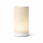 Modern bordslampa med textilskärm i beige och vit bas som ger mjuk och varm LED-belysning.