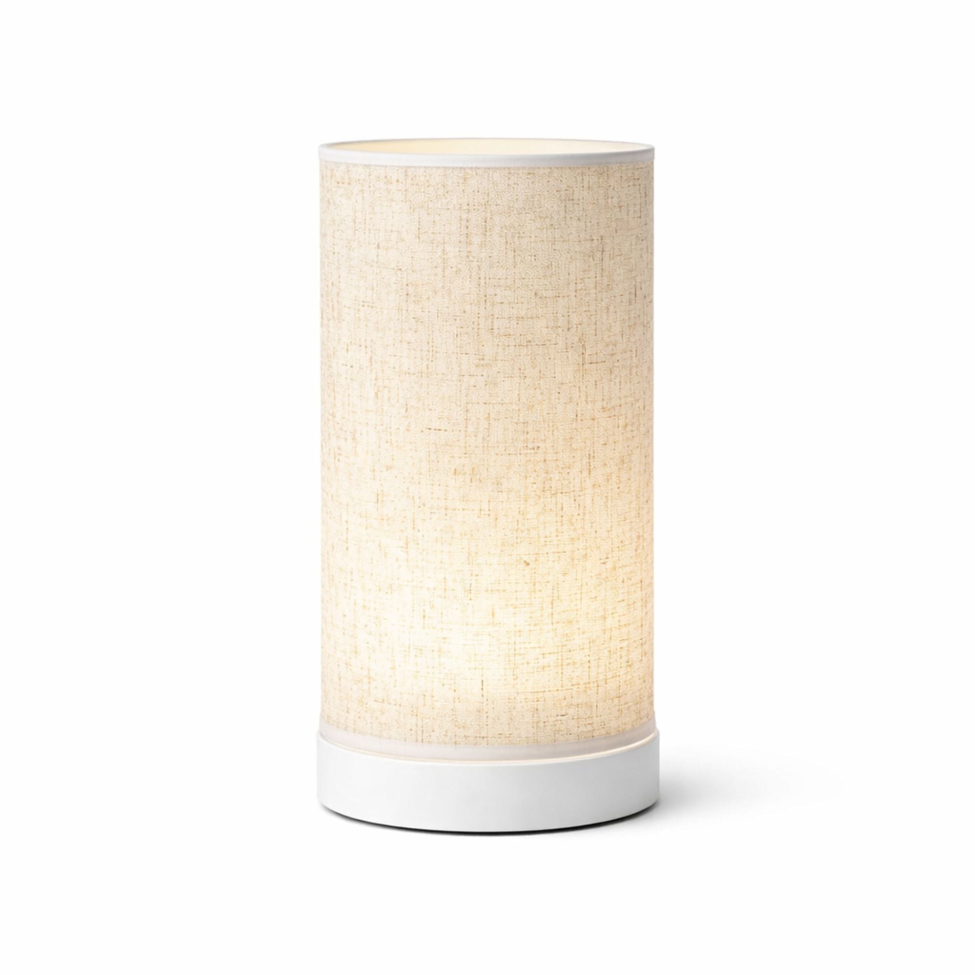 Modern bordslampa med textilskärm i beige och vit bas som ger mjuk och varm LED-belysning.