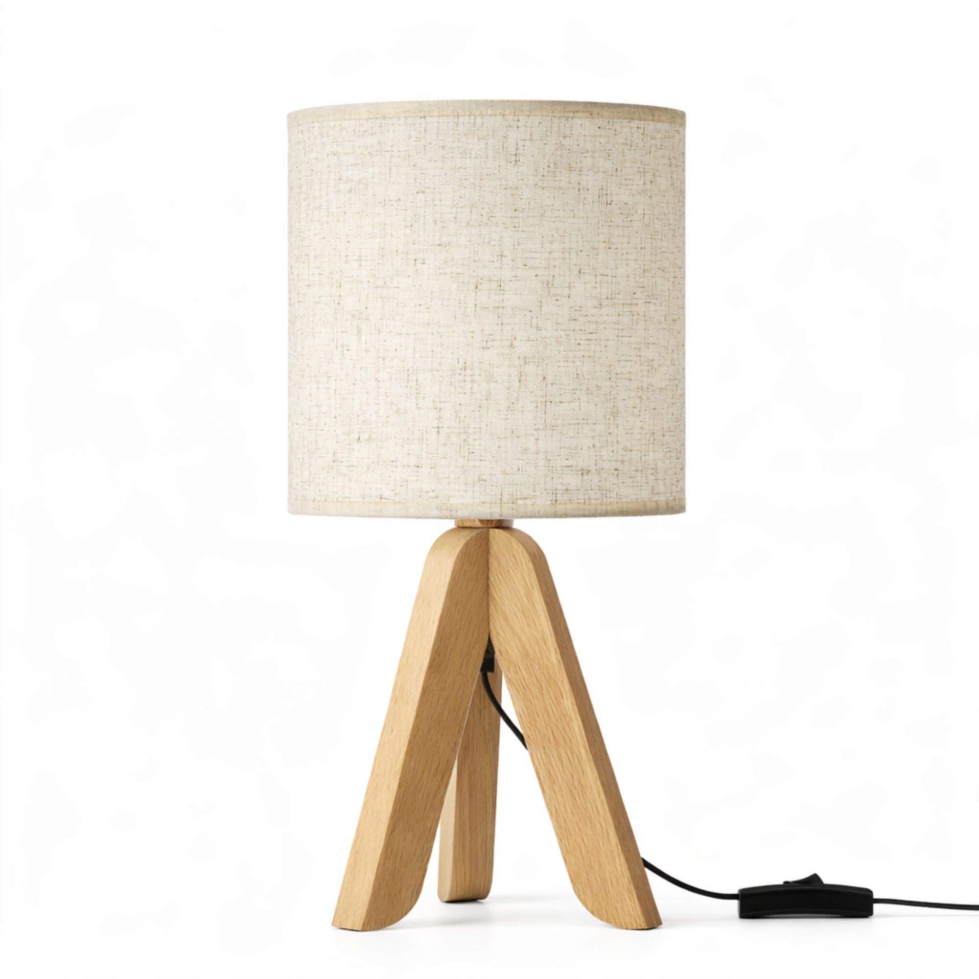 Bordslampa i trä med beige tygskärm i skandinavisk design – stilren och naturlig belysning för sovrum och vardagsrum
