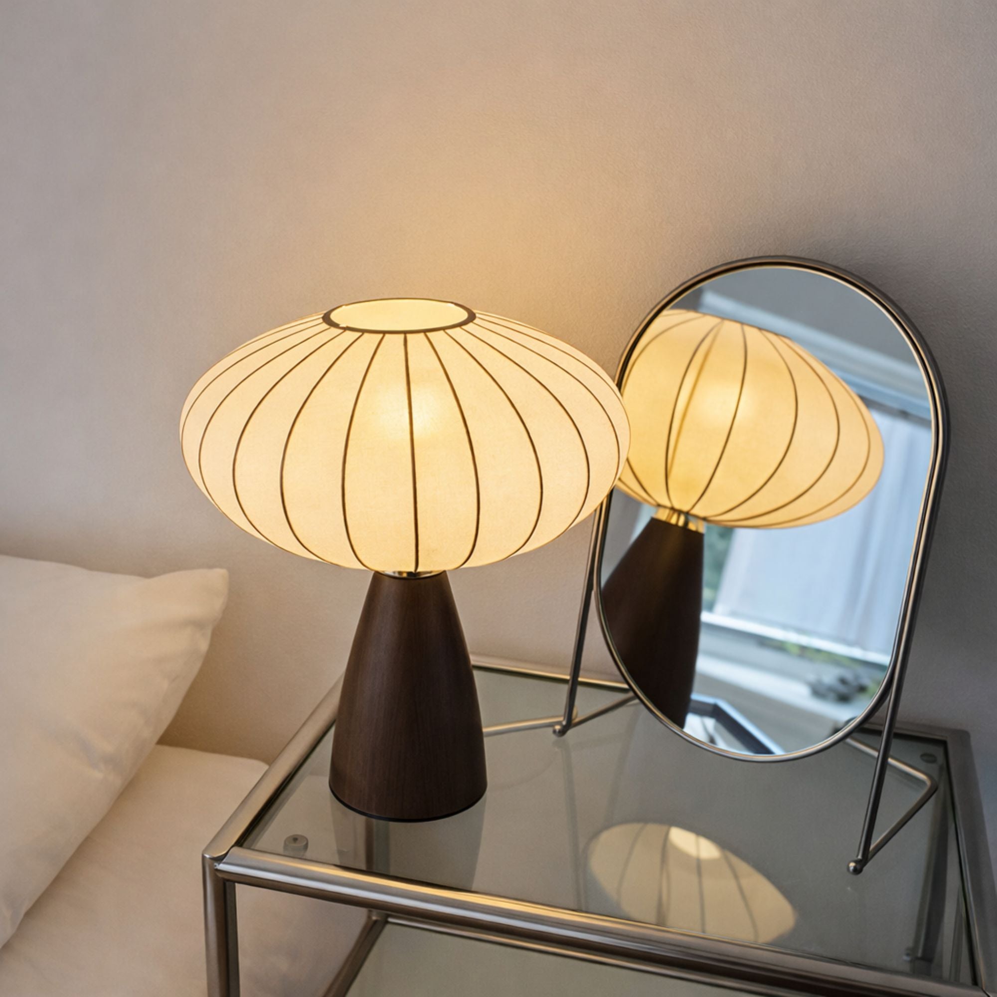 Bordslampa i trä med dekorativ skärm och varm belysning speglad i spegel – stilren design för modern inredning