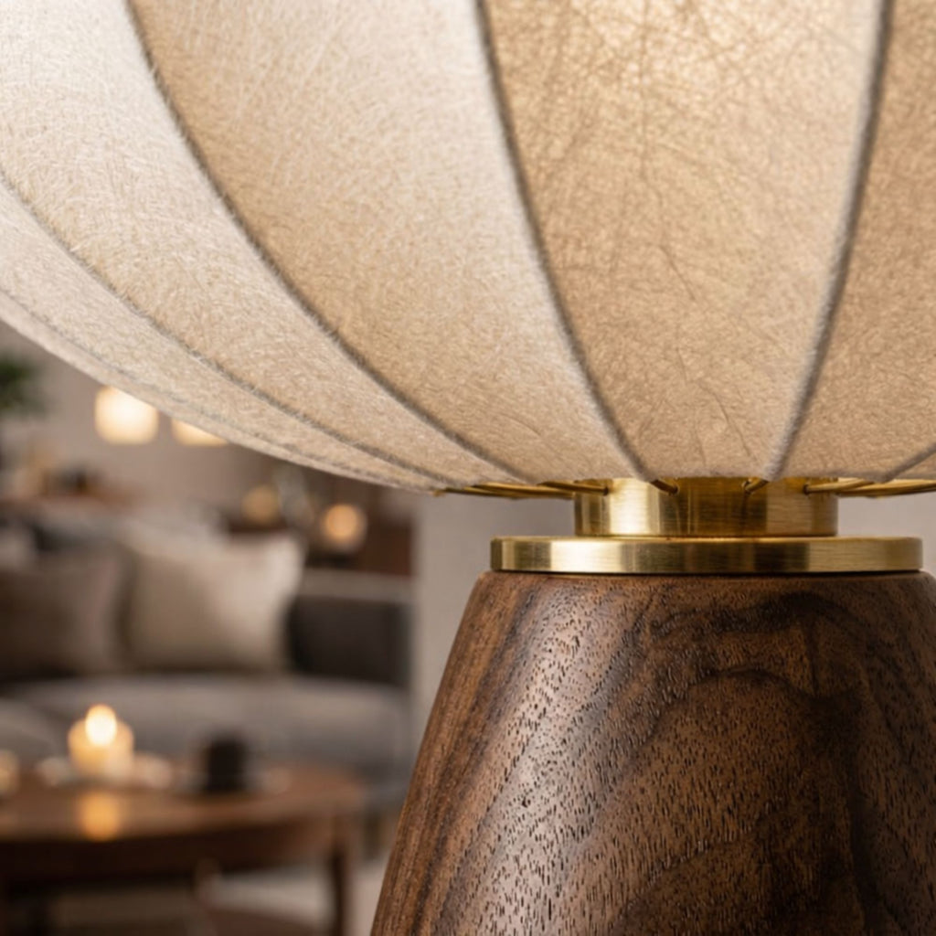 Närbild på bordslampa i trä med textilskärm och mässingsdetalj som visar material och designkvalitet
