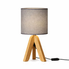 Bordslampa i trä med grå tygskärm i skandinavisk design – stilren och naturlig belysning för sovrum och vardagsrum