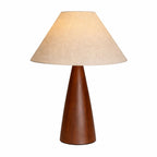Modern bordslampa med träfot och beige linneskärm på vit bakgrund, stilren och varm belysning för hemmet