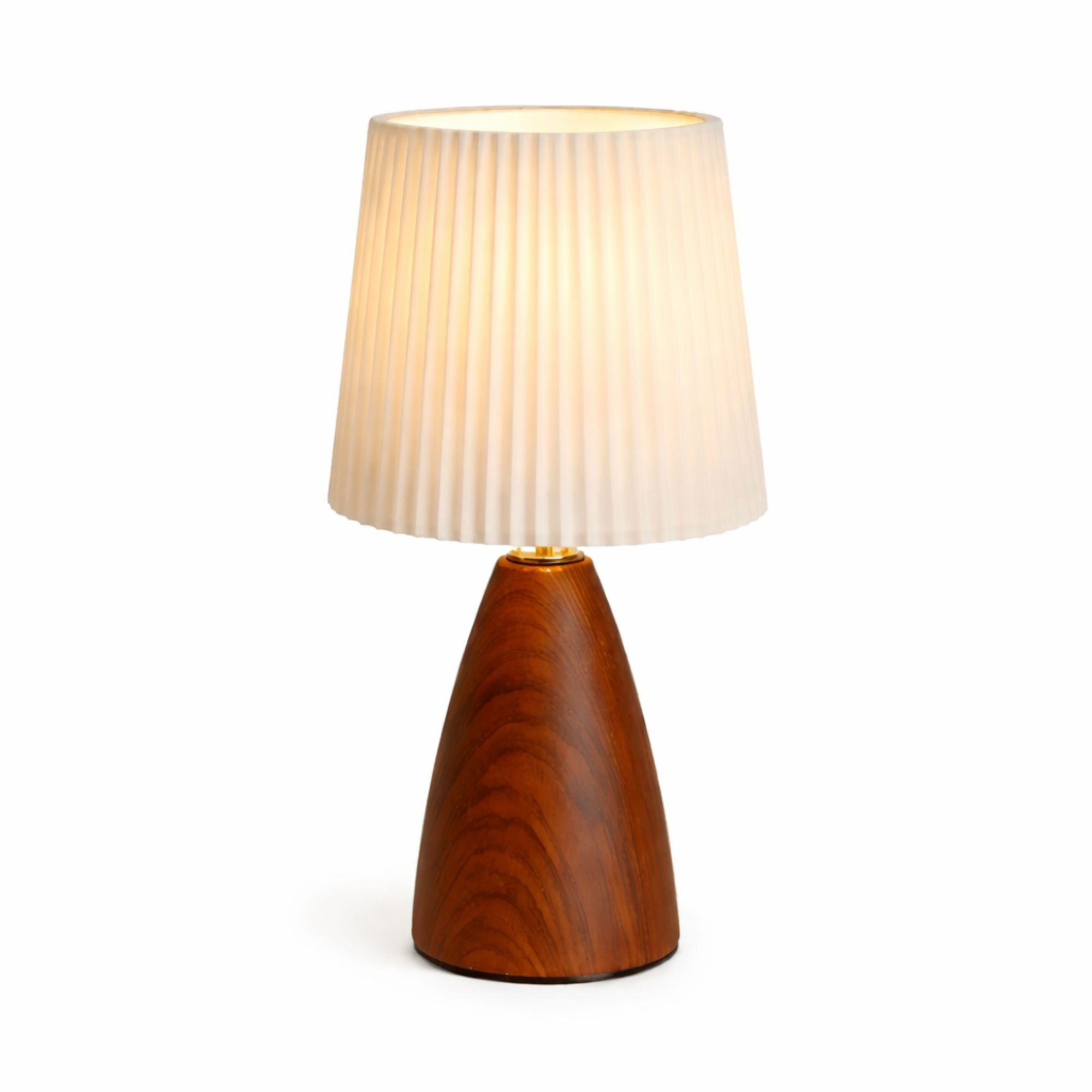 bordslampa i trä med veckad tygskärm i modern skandinavisk design på vit bakgrund