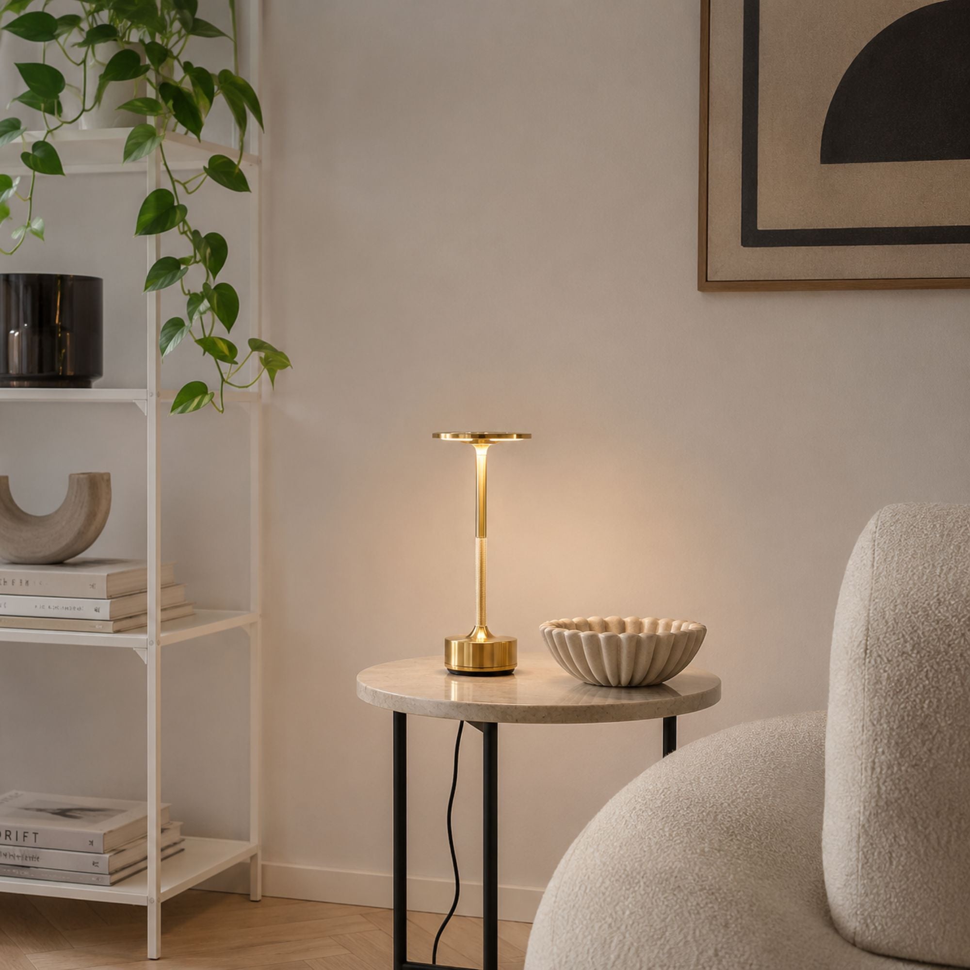 Närbild på uppladdningsbar LED-bordslampa i borstad guldfinish.