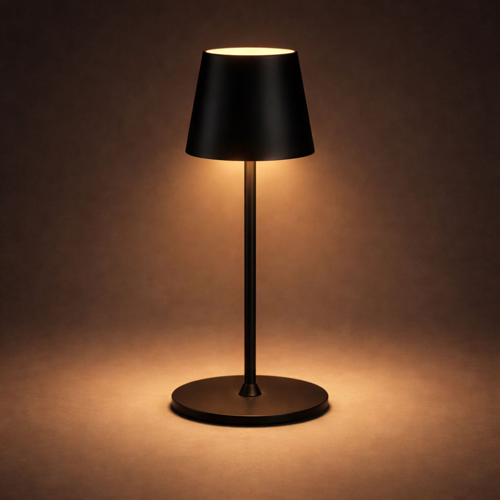 Svart uppladdningsbar LED bordslampa med touchkontroll och steglös dimning som lyser med varmt stämningsljus i mörk studio
