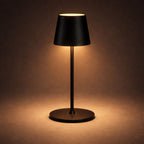 Svart uppladdningsbar LED bordslampa med touchkontroll och steglös dimning som lyser med varmt stämningsljus i mörk studio