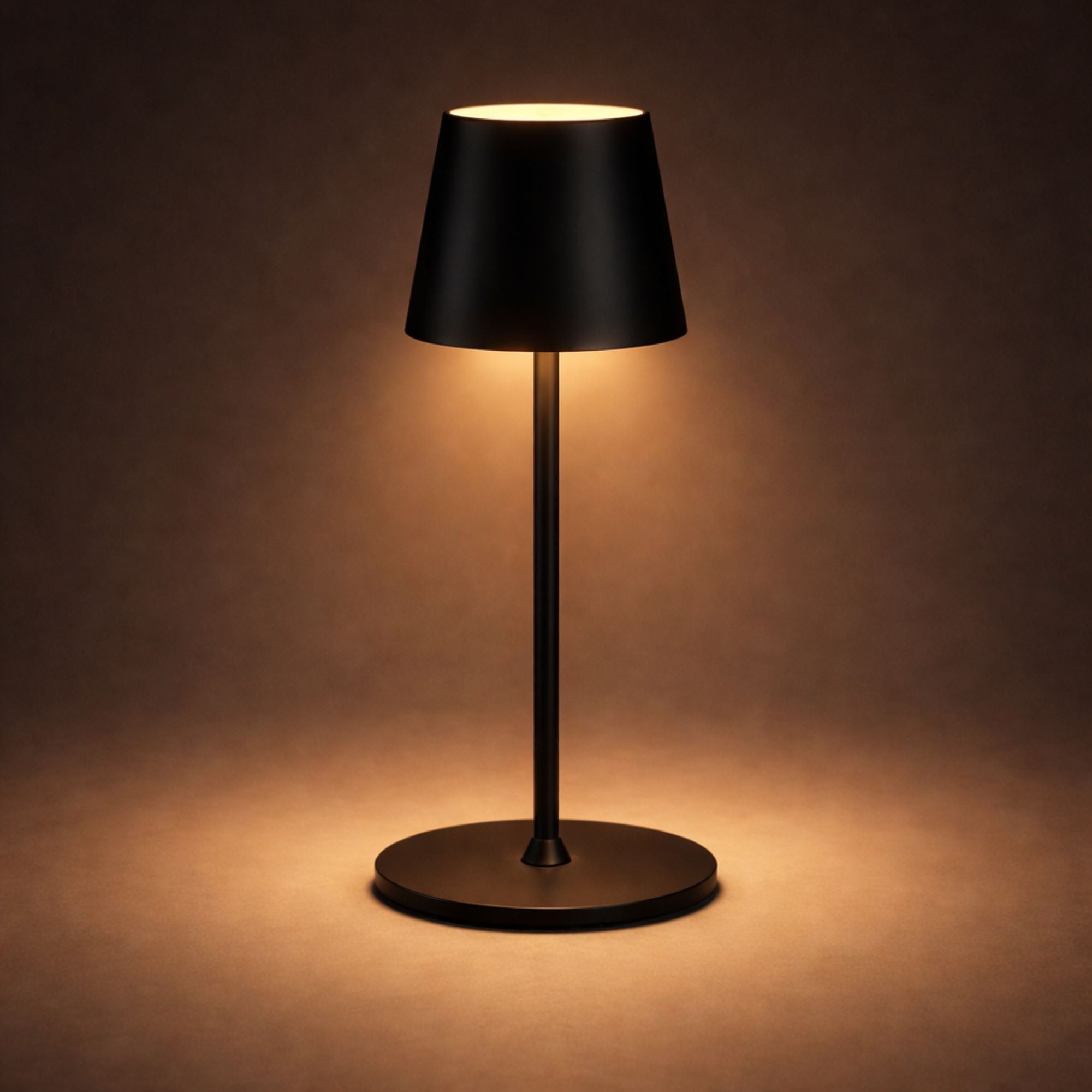 Svart uppladdningsbar LED bordslampa med touchkontroll och steglös dimning som lyser med varmt stämningsljus i mörk studio