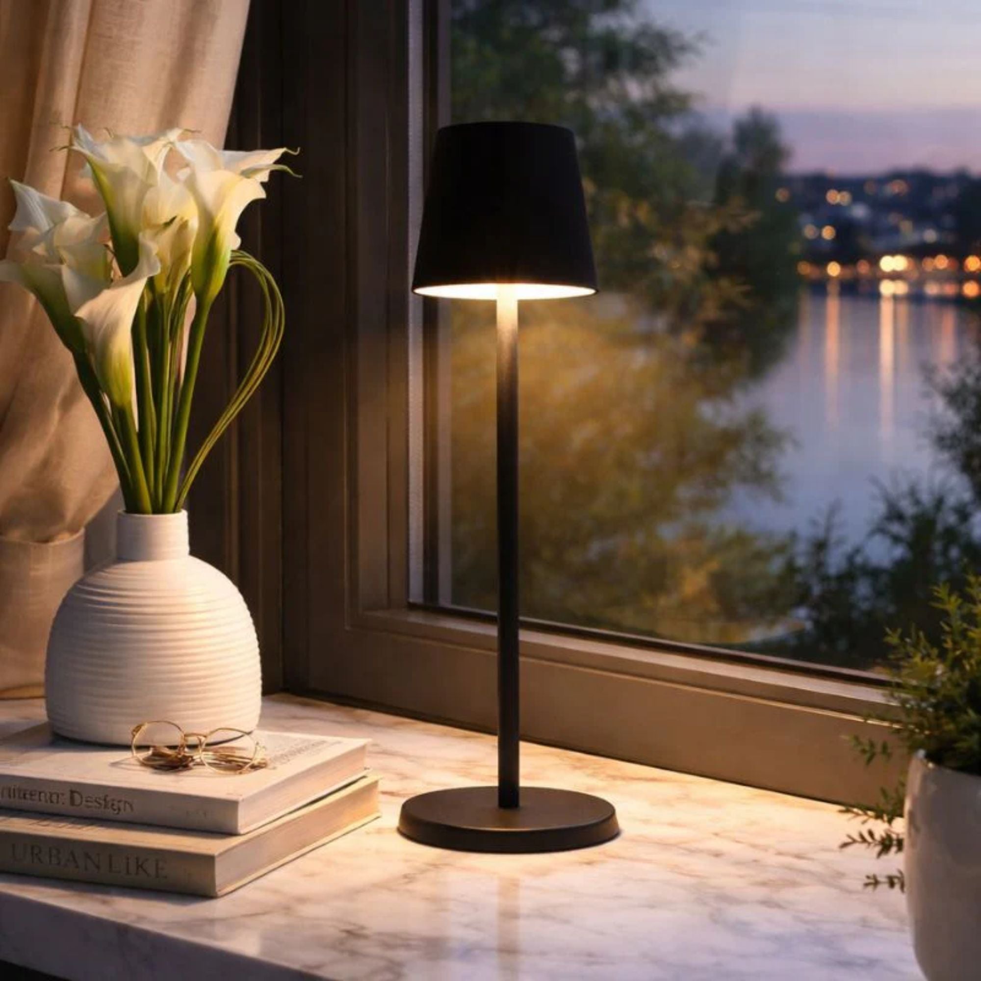 Svart uppladdningsbar LED bordslampa vid fönster i modern skandinavisk inredning med varmt stämningsljus