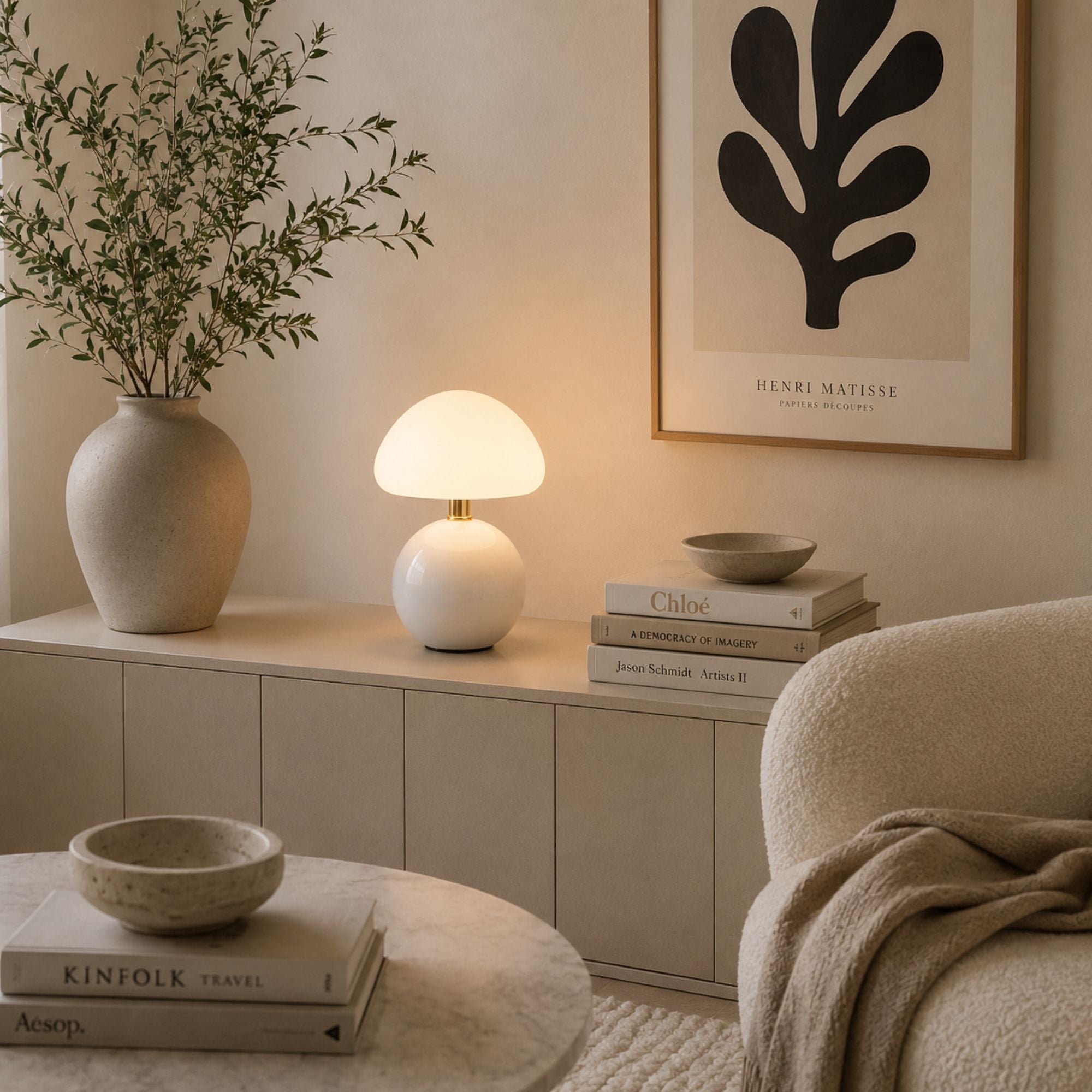 Vit bordslampa på sideboard i beige skandinaviskt vardagsrum med modern inredning.