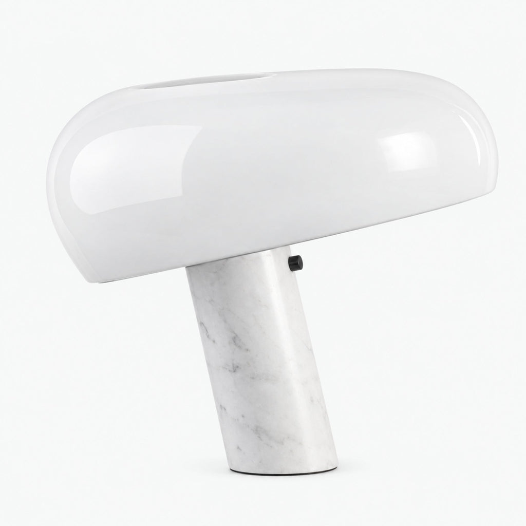 Vit blank bordslampa med marmorfot och skulptural rundad lampskärm.