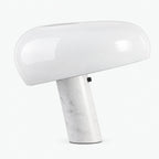 Vit blank bordslampa med marmorfot och skulptural rundad lampskärm.