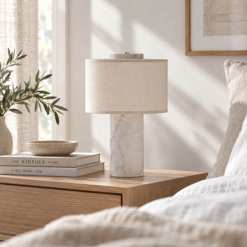 Vit marmorlampa med beige textilskärm och stilren design