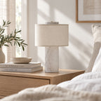 Vit marmorlampa med beige textilskärm och stilren design