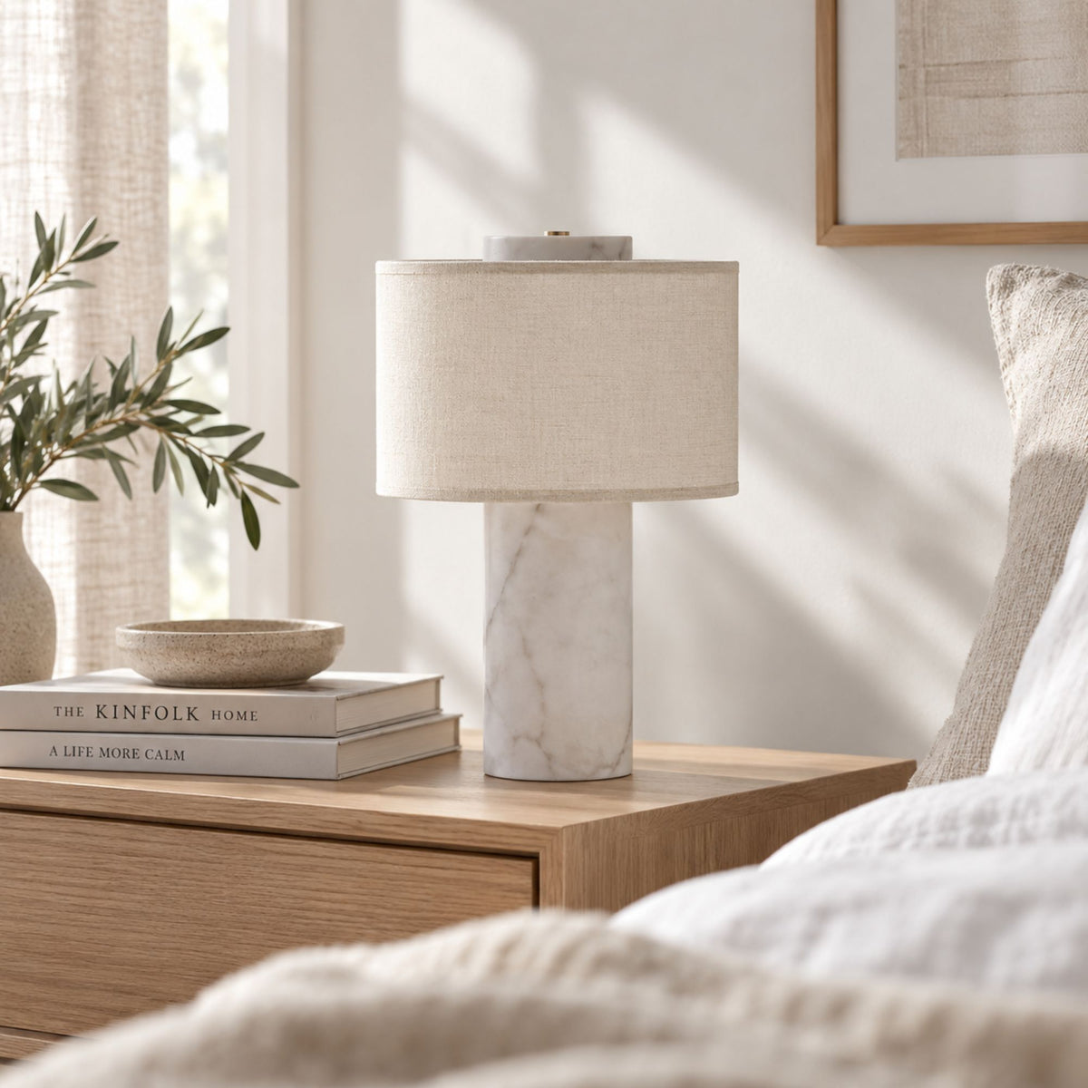 Vit marmorlampa med beige textilskärm och stilren design