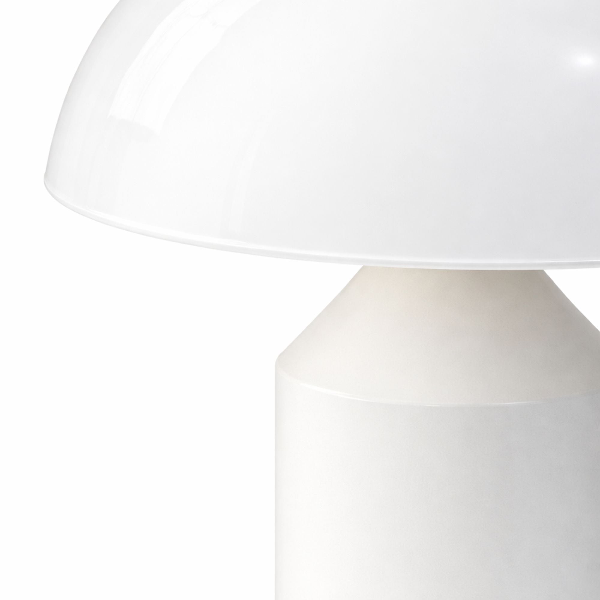 Närbild på vit bordslampa i modern svampdesign som visar slät yta och högkvalitativ finish
