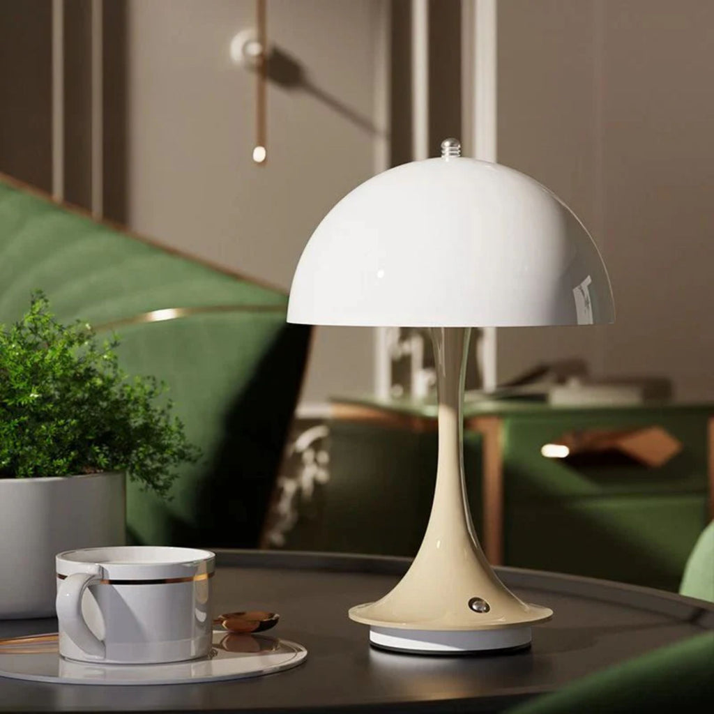 Portabel vit LED bordslampa i svampdesign på bord i modernt vardagsrum