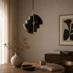 DuoLite designpendellampa i svart visad med med skulptural form.