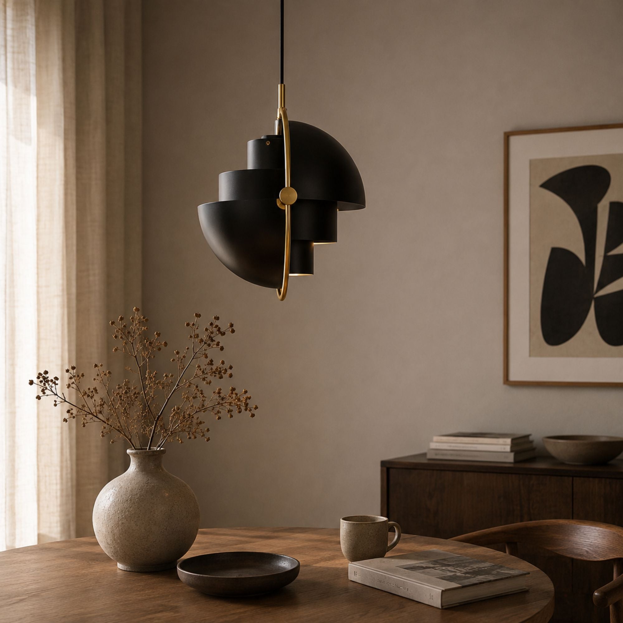 DuoLite designpendellampa i svart visad med med skulptural form.