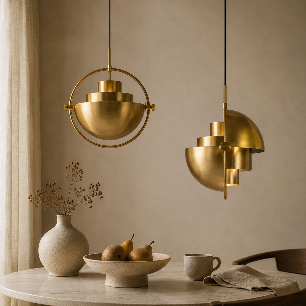 DuoLite designpendellampa i guld visad från två vinklar med skulptural form.