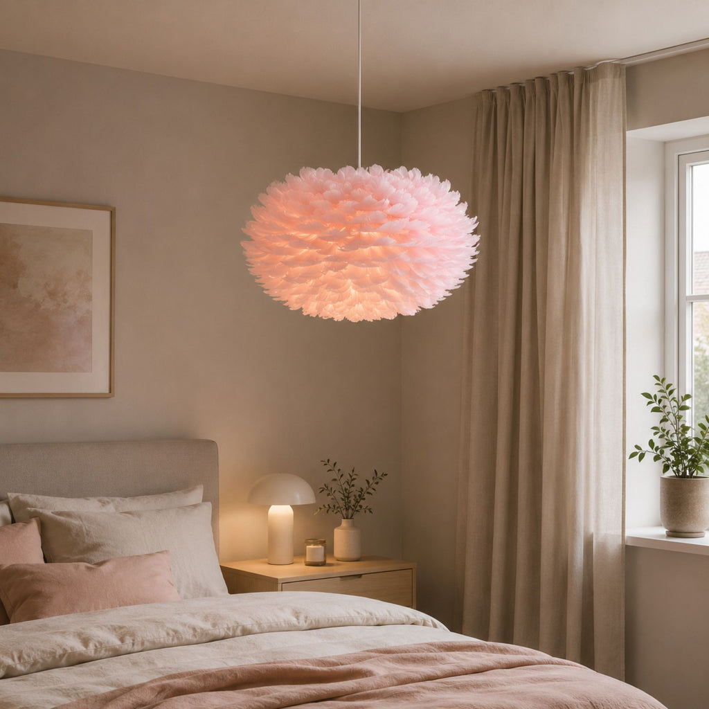 Rosa fjäderlampa som skapar en varm och harmonisk känsla i ett modernt sovrum.