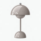 Flowerbud portabel bordslampa i grå färg med blank finish.