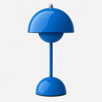 Flowerbud portabel bordslampa i blå färg med blank finish.