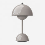 Flowerbud portabel bordslampa i grå färg med blank finish.