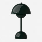 Flowerbud portabel bordslampa i grön färg med blank finish.