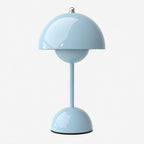 Flowerbud portabel bordslampa i havsblå färg med blank finish.