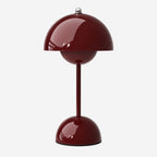 Flowerbud portabel bordslampa i röd färg med blank finish.