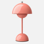 Flowerbud portabel bordslampa i rosa färg med blank finish.