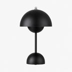 Flowerbud portabel bordslampa i svart färg med blank finish.