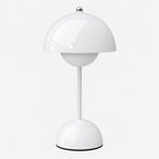 Flowerbud portabel bordslampa i vit färg med blank finish.