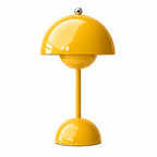 Flowerbud portabel bordslampa i gul färg med blank finish.