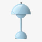 Flowerbud portabel bordslampa i havsblå färg med blank finish.