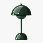 Flowerbud portabel bordslampa i grön färg med blank finish.