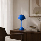 Flowerbud portabel bordslampa med touchfunktion i modern hemmiljö.