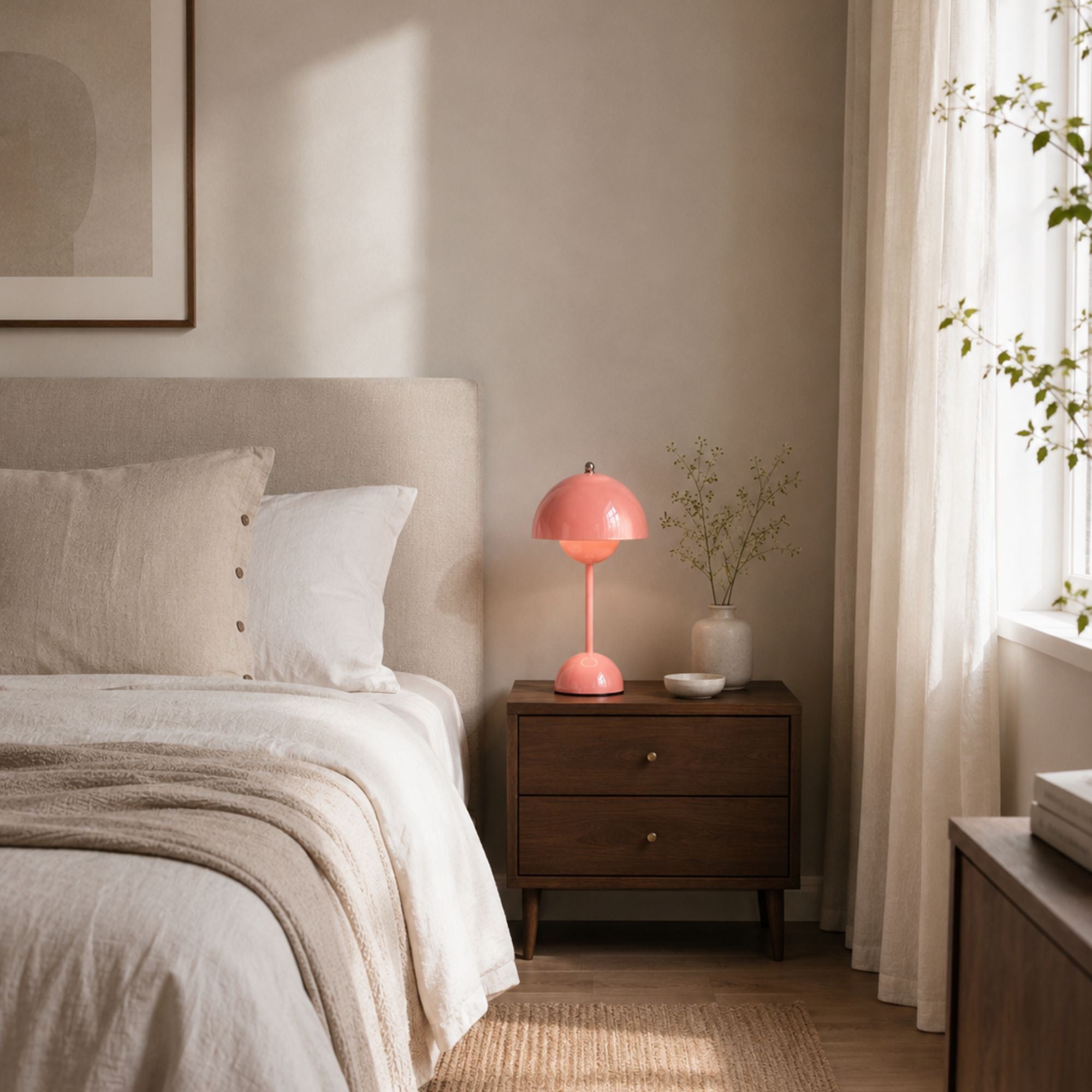 Flowerbud portabel bordslampa som skapar varmt ljus vid sängen.