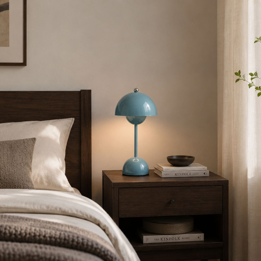 Flowerbud portabel bordslampa i modernt vardagsrum med mörk ek.