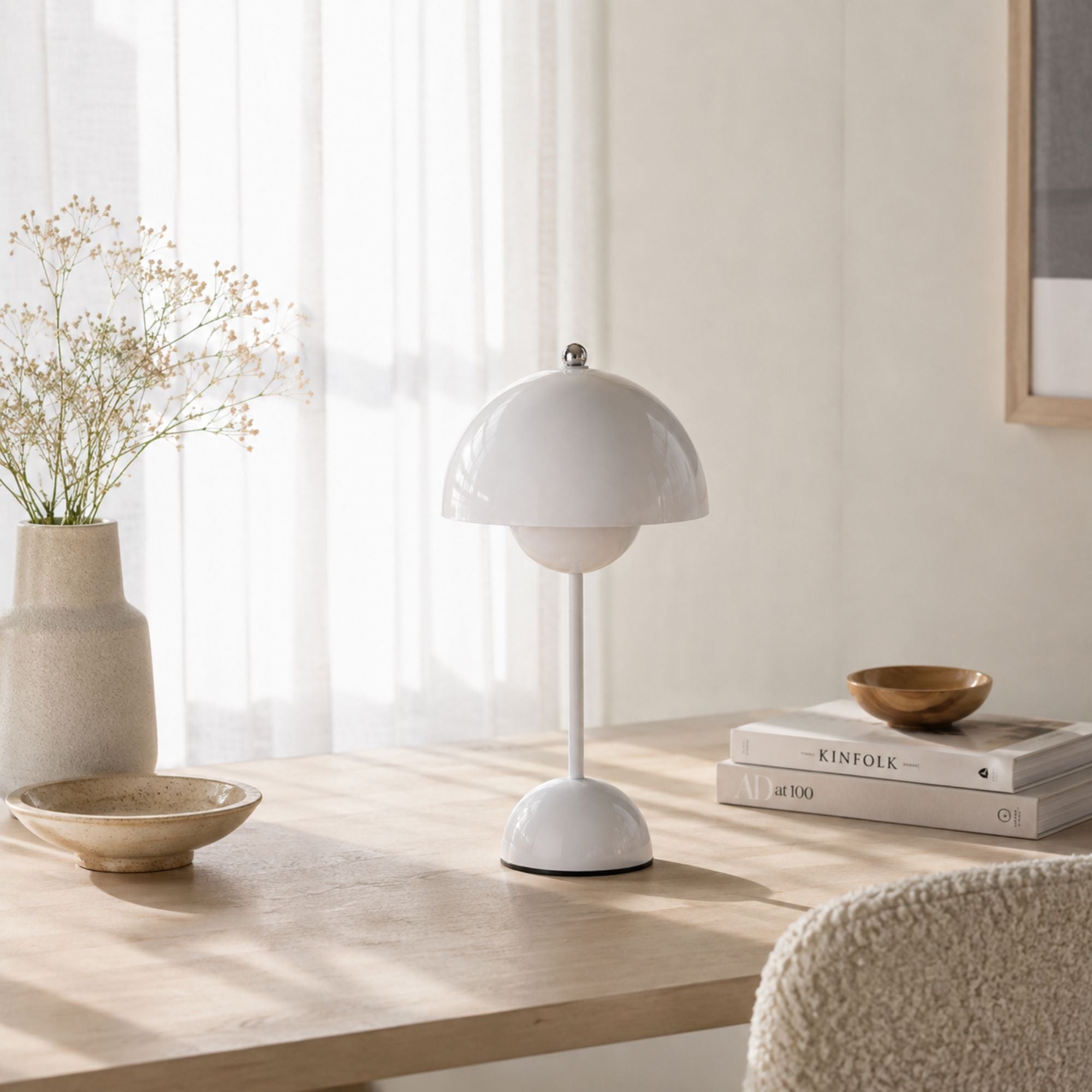 Flowerbud portabel bordslampa på sidobord intill fönster i vardagsrum.