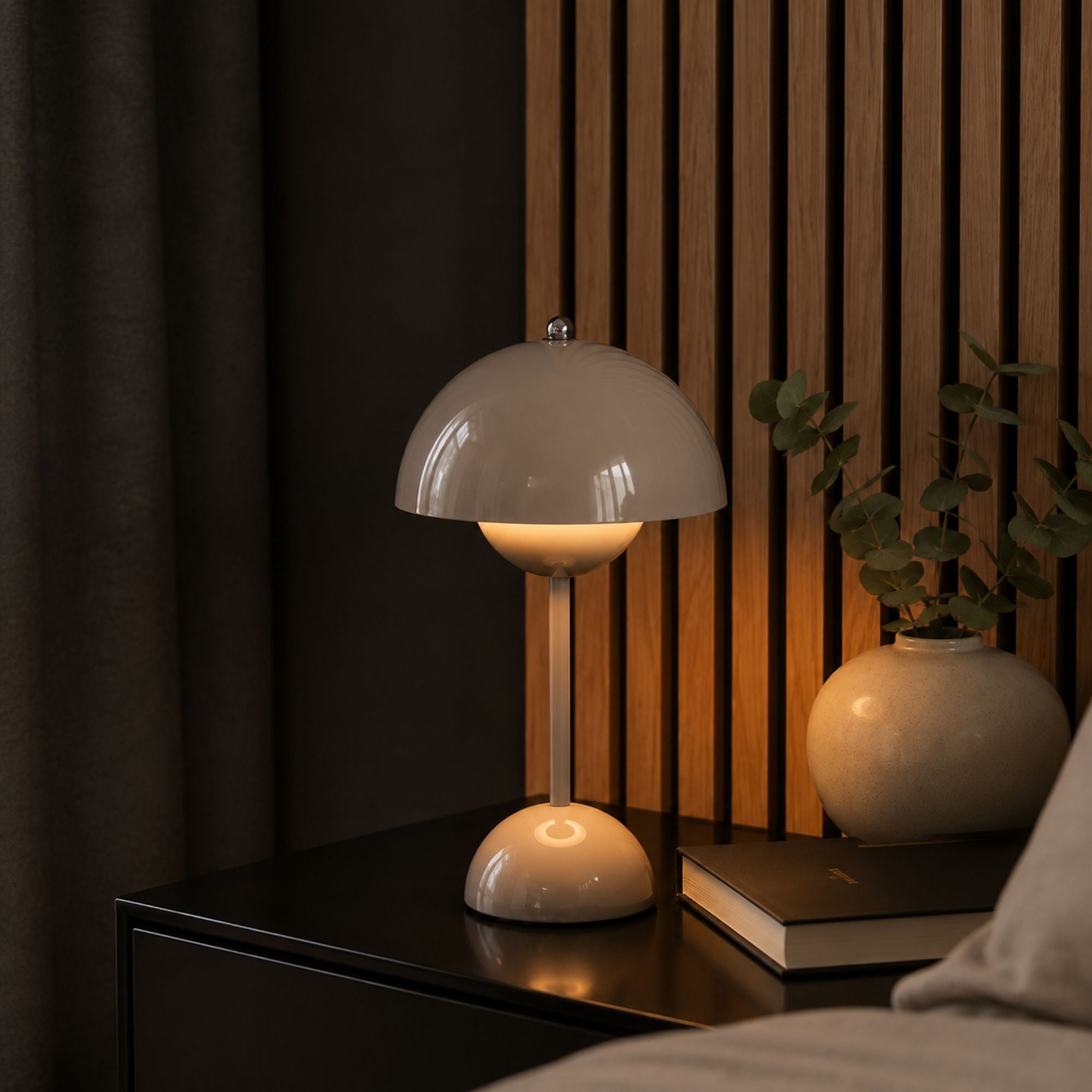 Flowerbud portabel bordslampa som skapar varmt ljus vid sängen.