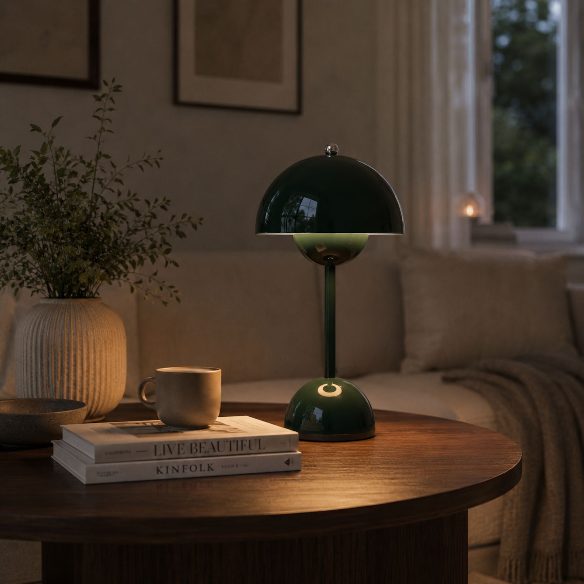 Flowerbud portabel bordslampa i modernt vardagsrum med mörk ek.