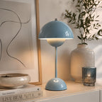 Flowerbud portabel bordslampa i modernt vardagsrum.