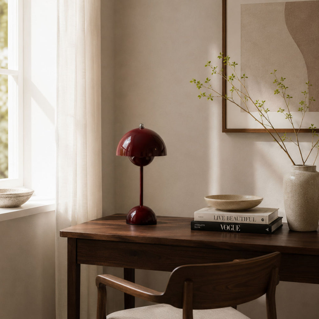 Flowerbud portabel bordslampa i modernt vardagsrum med mörk ek.