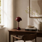 Flowerbud portabel bordslampa i modernt vardagsrum med mörk ek.