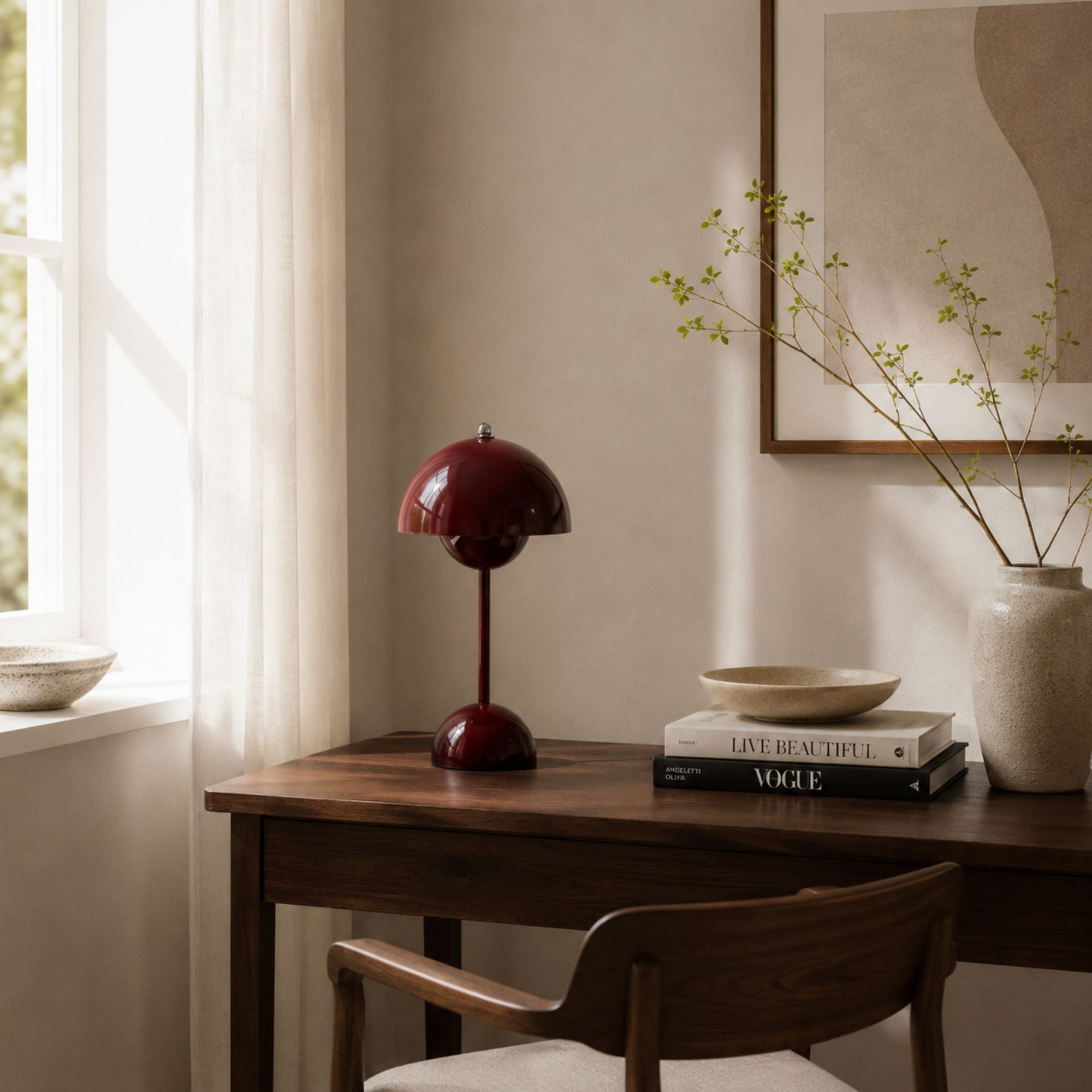 Flowerbud portabel bordslampa i modernt vardagsrum med mörk ek.