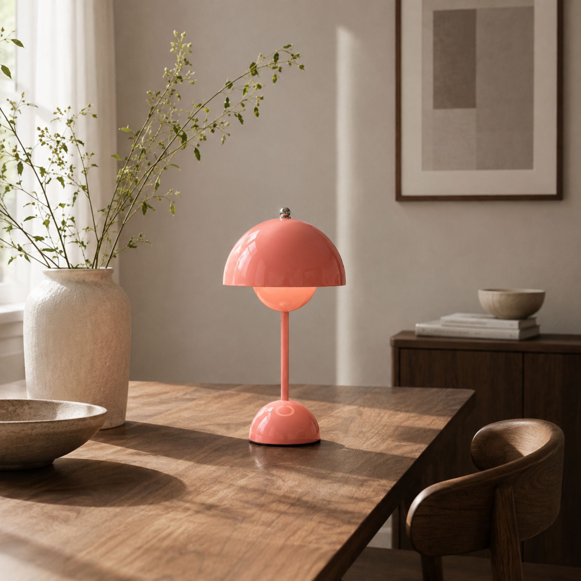 Flowerbud portabel bordslampa på sidobord intill fönster i vardagsrum.