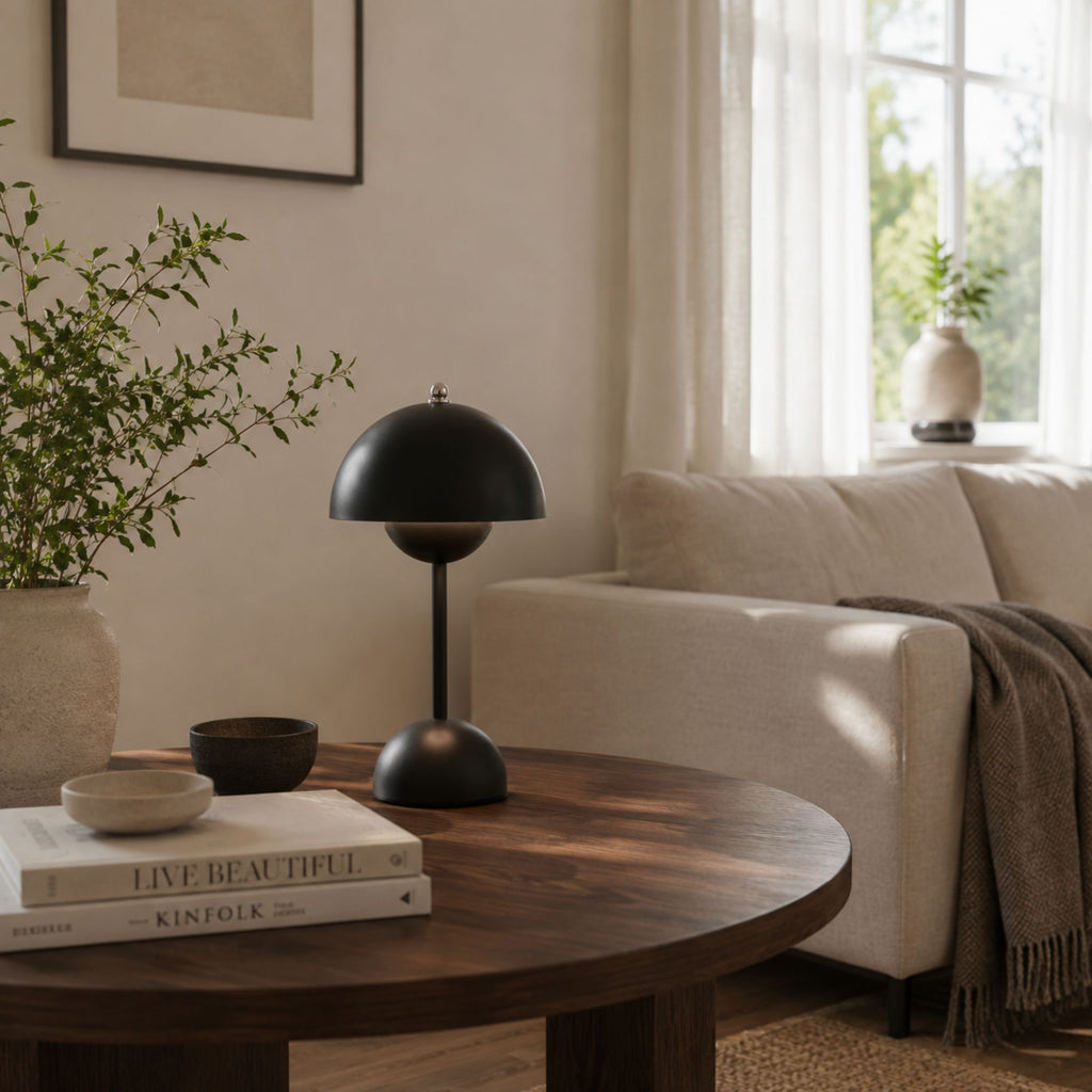 Flowerbud portabel bordslampa i modernt vardagsrum med mörk ek.